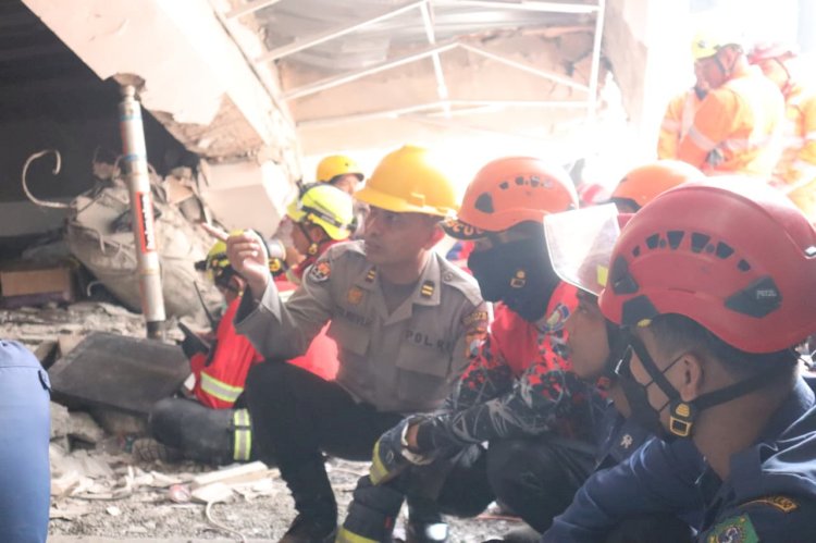Polisi Turunkan Tim DVI, Posko dan Dapur Lapangan di Ponpes Al Khoziny