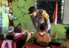 Jumat-Berkah,-Kapolres-Probolinggo-Berbagi-Makanan-Bergizi-Untuk-Siswa-Sekolah-Dasar