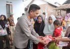 Kapolres-Probolinggo-bersama-Bupati-Terpilih-Beri-Bantuan-Sembako-untuk-Warga-Terdampak-Banjir-Bandang
