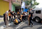 Respon-Keluhan-Masyarakat-Saat-Curhat-Kamtibmas-Polisi-Kerja-Bhakti-Bersihkan-Tumpukan-Sampah-di-Jember