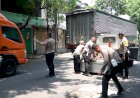 Cegah-Laka-Lantas,-Polisi-Tambal-Jalan-Berlubang-di-Pasuruan-yang-Tak-Kunjung-Diperbaiki