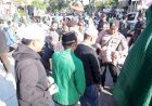 Humanis,-Polisi-Berbagi-Roti-dan-Air-untuk-Massa-Aksi-Damai-Alumni-Ponpes-di-Situbondo-Berlangsung-Sejuk