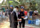 Polri-Salurkan-Air-Bersih-dan-Bagikan-Masker-untuk-Warga-Terdampak-Banjir-di-Nagan-Raya