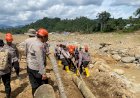 Pemulihan-Akses-Warga,-Brimob-Jambi-Bangun-Jembatan-Darurat-Antar-Desa-Kampung-Tengah-Timur-dan-Padang-Landua