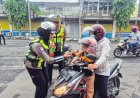 Hari-Kesepuluh-Operasi-Keselamatan-Semeru-Polres-Lumajang-Beri-Hadiah-Pengendara-Tertib