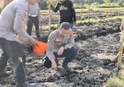 Kapolsek-Wonoayu-bersama-Gapoktan-Tanam-Jagung-Kuartal-II,-Dukung-Swasembada-Pangan-Nasional
