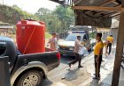 Polres-Trenggalek-Distribusikan-Air-Bersih-ke-Pelosok-Desa-Melalui-Patroli-Gentong-dan-Kendil