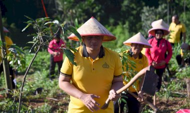 Gerakan-Tanam-Pohon,-Polres-Bondowoso-Hijaukan-Bukit-Bintang