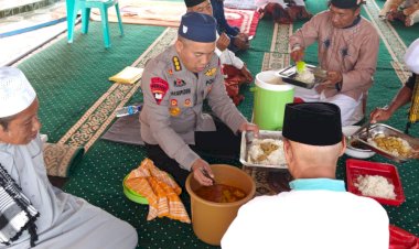 Usai-Salat-Jumat,-Dansatgas-SAR-Brimob-Makan-Bersama-Warga-Terdampak-Gempa-di-Reo