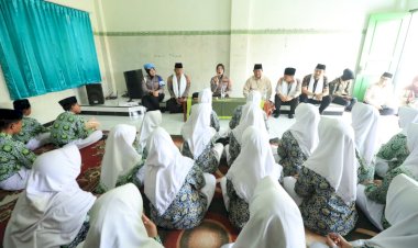 Polisi-Peduli-Pendidikan:-Kapolres-Bojonegoro-Ajak-Santri-Al-Fatimah-Jauhi-Judol-dan-Bullying