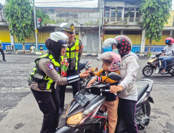 Hari Kesepuluh Operasi Keselamatan Semeru Polres Lumajang Beri Hadiah Pengendara Tertib