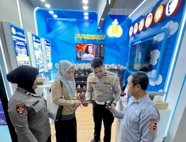 Korlantas Polri Tampilkan ETLE Mobile Handeld di Pameran Kampung Hukum 2026