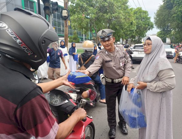 Polsek Krian Amankan Kegiatan Berbagi Takjil SDN 4 Krian