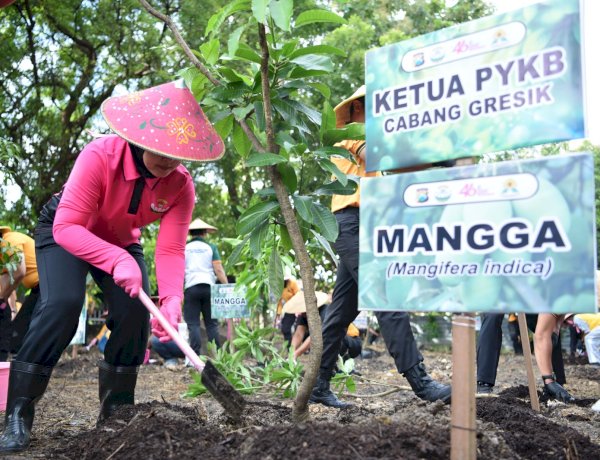 Peduli Lingkungan, Polres Gresik Bersama Bhayangkari Tanam Puluhan Pohon Produktif
