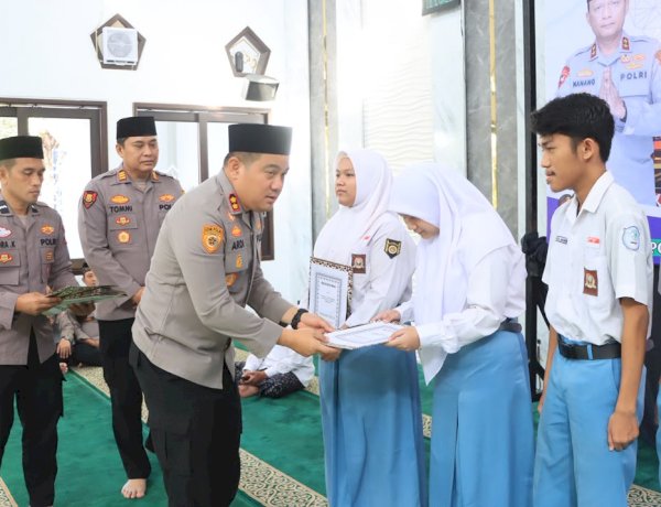 Kapolres Jombang Serahkan Beasiswa kepada Putra-Putri Pegawai Negeri Pada Polri Berprestasi