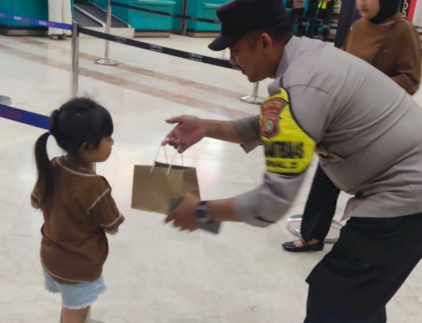 Polresta Bandara Soetta bersama Otoritas Bandara Berbagi Snack dan Minuman Gratis di Terminal 2