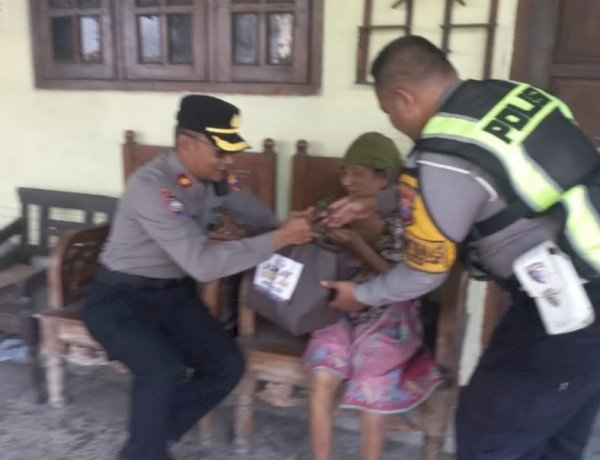 Jumat Berkah, Polsek Taman Berbagi Sembako untuk Warga yang Membutuhkan