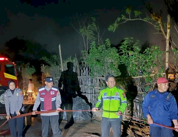 Polsek Krian Respon Laporan Warga Adanya Kebakaran Rumput Liar di Lahan Kosong Watugolong
