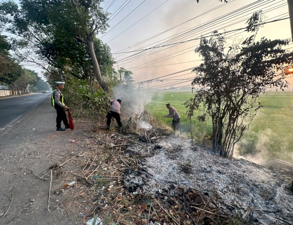 Polsek Buduran Gerak Cepat Tangani Kebakaran Lahan di Prasung