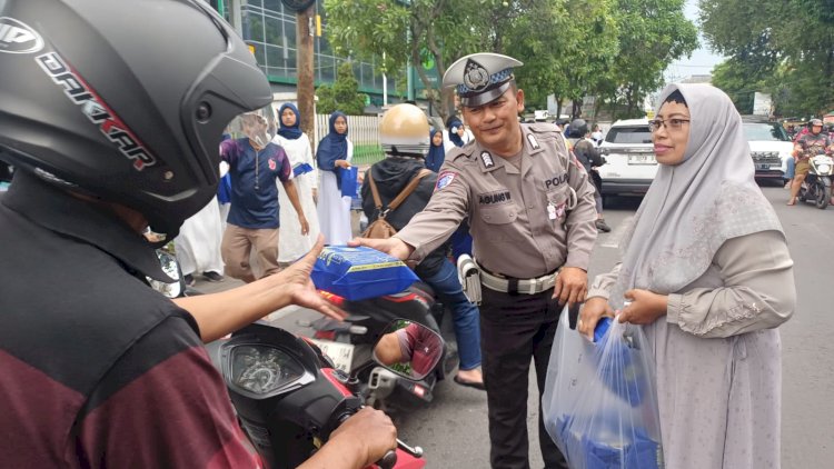 Polsek-Krian-Amankan-Kegiatan-Berbagi-Takjil-SDN-4-Krian