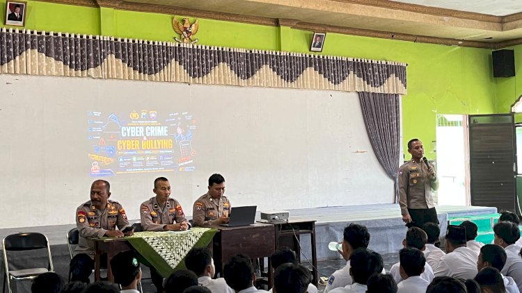 Polisi-Sidoarjo-Edukasi-Pelajar-SMA-Wachid-Hasyim-2-Bahaya-Radikalisme