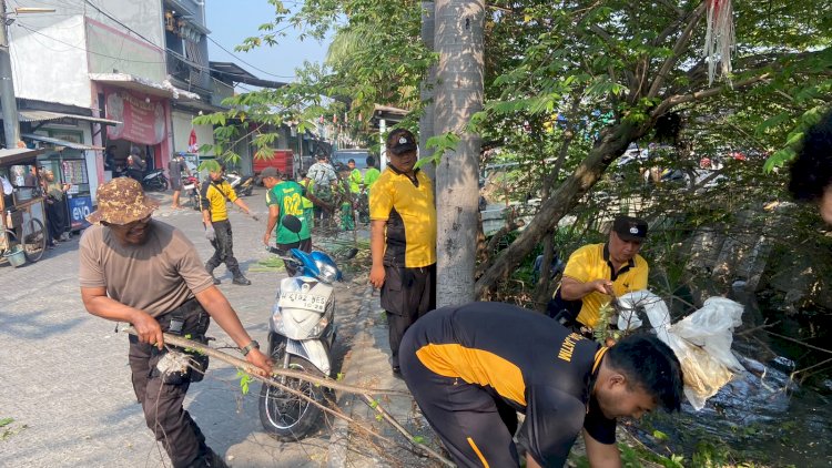 Polsek-Tulangan-dan-Yayasan-Sungai-Watch-Bersihkan-Sungai,-Bangun-Kesadaran-Lingkungan