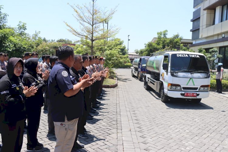 Sambut HUT Humas Polri Ke-72, Polresta Sidoarjo Berikan Bantuan Air Bersih