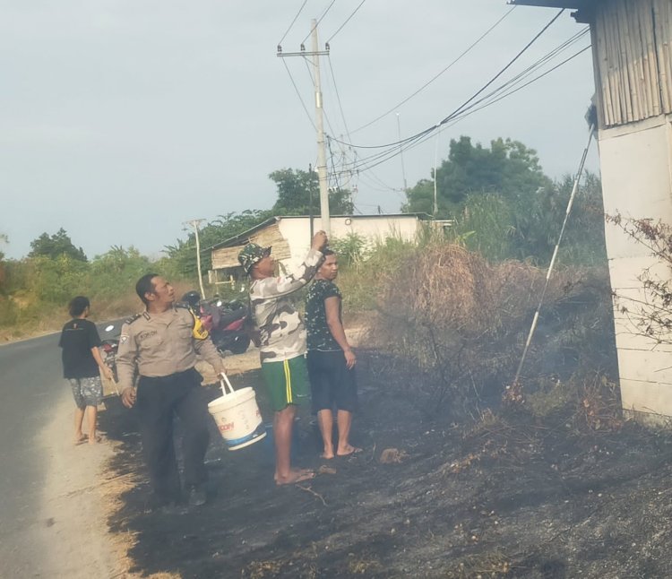 Bhabinkamtibmas Desa Tambak Kalisogo Berupaya Padamkan Kebakaran Lahan