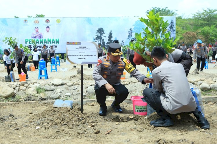 Kapolda Jatim Sambut Kedatangan Menko PMK dan Kapolri Gencarkan Penanaman 10 Juta Pohon