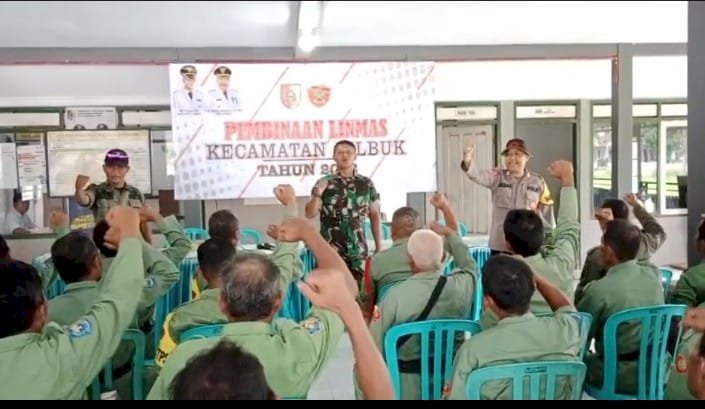 Polisi Bersama TNI Bekali Pelatihan Pengamanan Pemilu 2024 Kepada Anggota Linmas di Jember