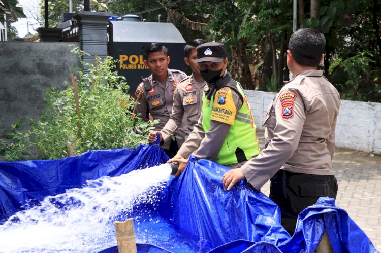 Kendaraan Taktis Polres Blitar Kota Berubah Fungsi Bantu Masyarakat Droping Air Bersih