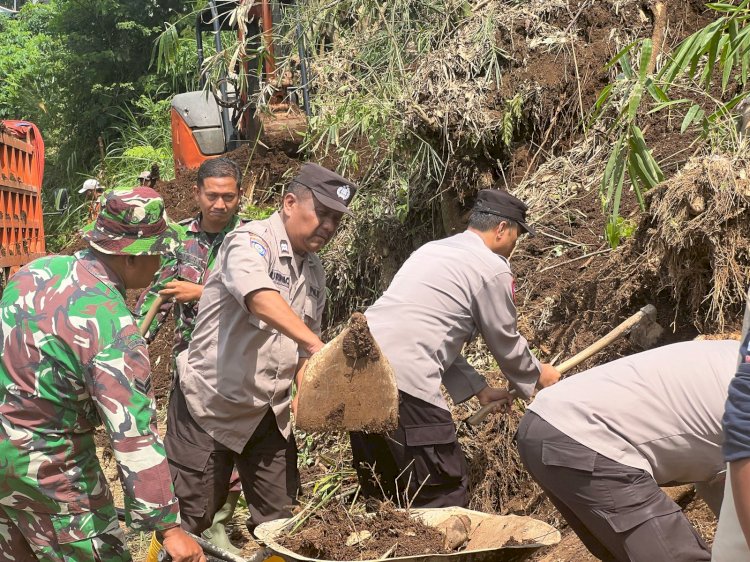 Buka Akses Jalan, Polres Malang Bersama TNI dan Warga Bersihkan Tanah Longsor di Wagir