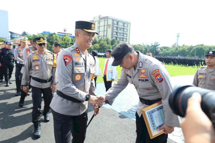 Pimpin upacara Hari Kesadaran Nasional Kapolda Jatim Beri Penghargaan 35 Anggota Berprestasi