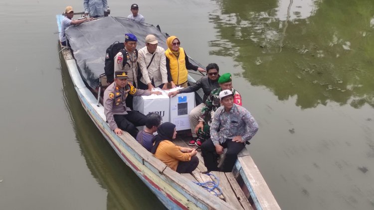 Pengawalan Distribusi Logistik Pilkada Melalui Jalur Laut oleh Personil Polresta Sidoarjo