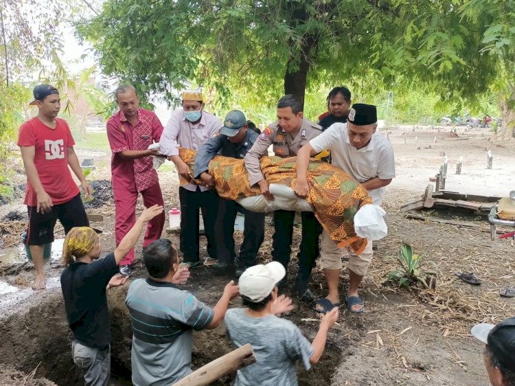 Bhabinkamtibmas Desa Siwalanpanji Bantu Pemakaman Warga