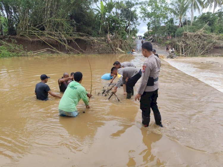 Polisi Peduli, Polres Blitar Salurkan Bantuan dan Siapkan Dapur Umum untuk Warga Terdampak Banjir