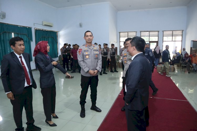 150 Personel Disiagakan, Kapolres Situbondo Pastikan Rapat Pleno Rekap Suara Pilkada oleh KPU Aman