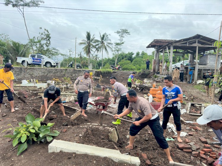 Gotong Royong Polisi Bersama Warga Perbaiki Makam yang Rusak Akibat Banjir di Blitar