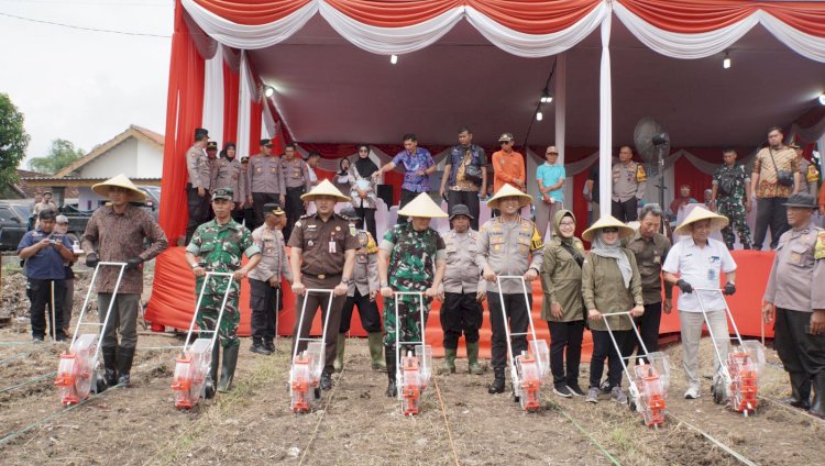 Polresta Sidoarjo Tanam Jagung Serentak Satu Juta Hektar Lahan di Desa Bakungtemenggungan