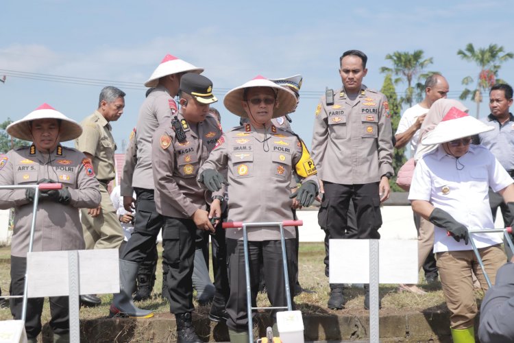 Kapolda Jatim dan Pj.Gubernur Tanam Jagung Serentak 1 Juta Hektar di Blitar Untuk Ketahanan Pangan Nasional