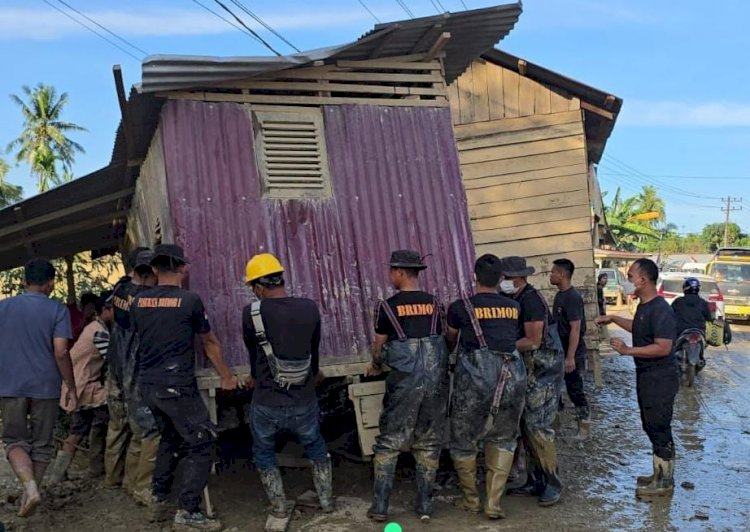Bahu Membahu, Brimob Pindahkan Rumah Terseret Banjir yang Melintang di Jalan Nasional Tamiang–Langsa