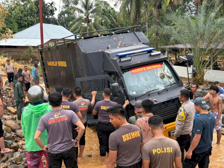 Polri Kirim Bantuan Ke Daerah Terisolir di Sumatera
