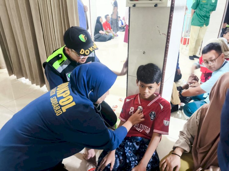 Tim Dokkes Polresta Sidoarjo Patroli Kesehatan, Pantau Kondisi Santri Ponpes di Tanggulangin